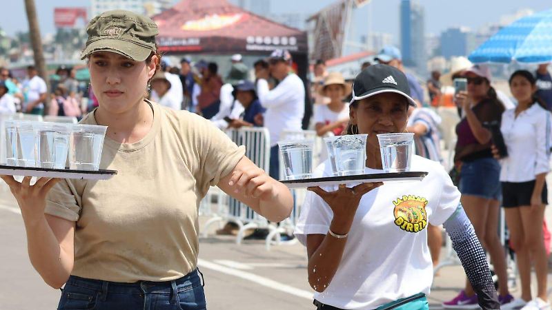 Inician las Fiestas de Santa Ana en Boca del Río con la tradicional carrera de meseros